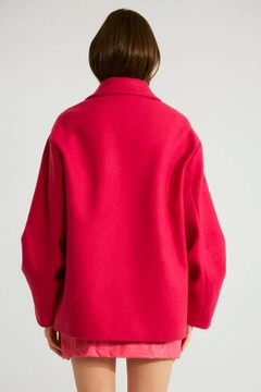 Ein Bekleidungsmodell aus dem Großhandel trägt 32513 - Coat - Fuchsia, türkischer Großhandel Mantel von Robin