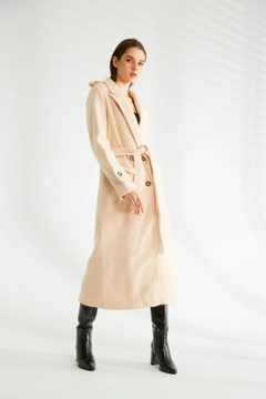 Ein Bekleidungsmodell aus dem Großhandel trägt 32522 - Overcoat - Stone, türkischer Großhandel Mantel von Robin