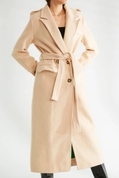 Bir model, Robin toptan giyim markasının 32522 - Overcoat - Stone toptan Kaban ürününü sergiliyor.