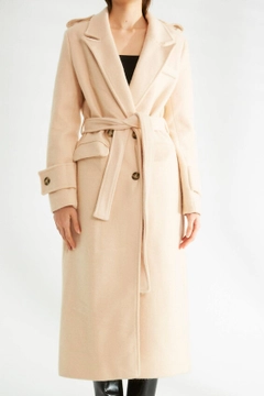 Bir model, Robin toptan giyim markasının 32522 - Overcoat - Stone toptan Kaban ürününü sergiliyor.