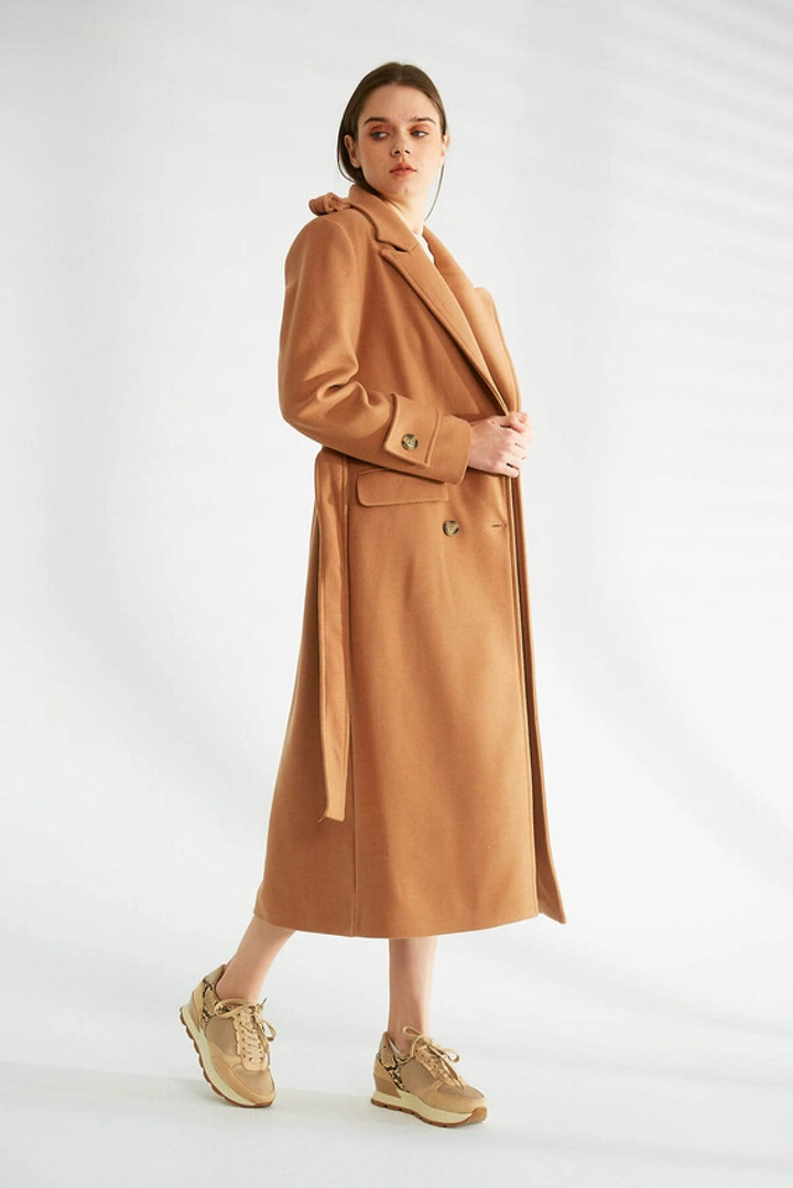 Een kledingmodel uit de groothandel draagt 32523 - Overcoat - Mink, Turkse groothandel Jas van Robin