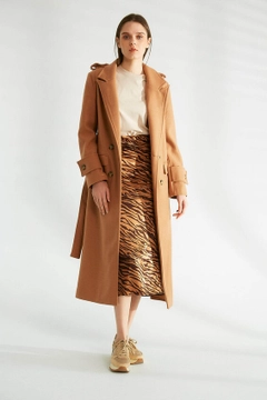 Una modella di abbigliamento all'ingrosso indossa 32523 - Overcoat - Mink, vendita all'ingrosso turca di Cappotto di Robin