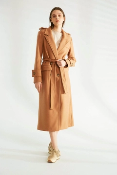 Bir model, Robin toptan giyim markasının 32523 - Overcoat - Mink toptan Kaban ürününü sergiliyor.
