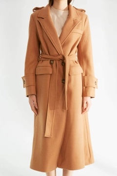 Ein Bekleidungsmodell aus dem Großhandel trägt 32523 - Overcoat - Mink, türkischer Großhandel Mantel von Robin