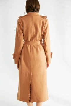 Una modella di abbigliamento all'ingrosso indossa 32523 - Overcoat - Mink, vendita all'ingrosso turca di Cappotto di Robin