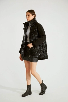 Ein Bekleidungsmodell aus dem Großhandel trägt 32535 - Coat - Black, türkischer Großhandel Mantel von Robin