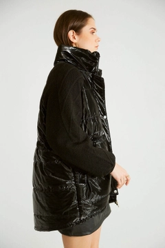 Un mannequin de vêtements en gros porte 32535 - Coat - Black, Manteau en gros de Robin en provenance de Turquie