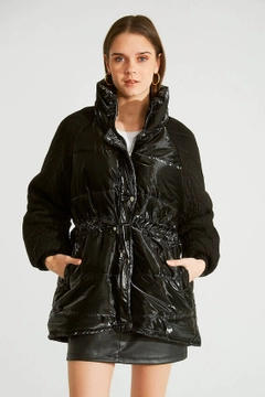 A wholesale clothing model wears 32535 - Coat - Black, Turkish wholesale Coat of Robin