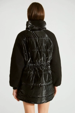Een kledingmodel uit de groothandel draagt 32535 - Coat - Black, Turkse groothandel Jas van Robin