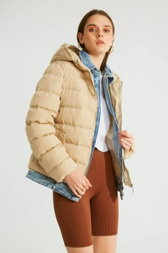 Bir model, Robin toptan giyim markasının 32536 - Coat - Stone toptan Kaban ürününü sergiliyor.