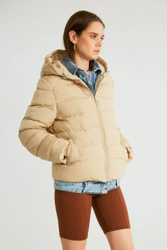 Una modelo de ropa al por mayor lleva 32536 - Coat - Stone, Abrigo turco al por mayor de Robin