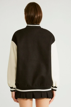 Ein Bekleidungsmodell aus dem Großhandel trägt 32531 - Coat - Black, türkischer Großhandel Mantel von Robin