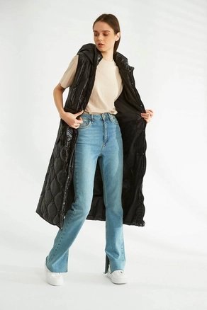 A model wears 32544 - Vest - Black, wholesale undefined of Robin to display at Lonca