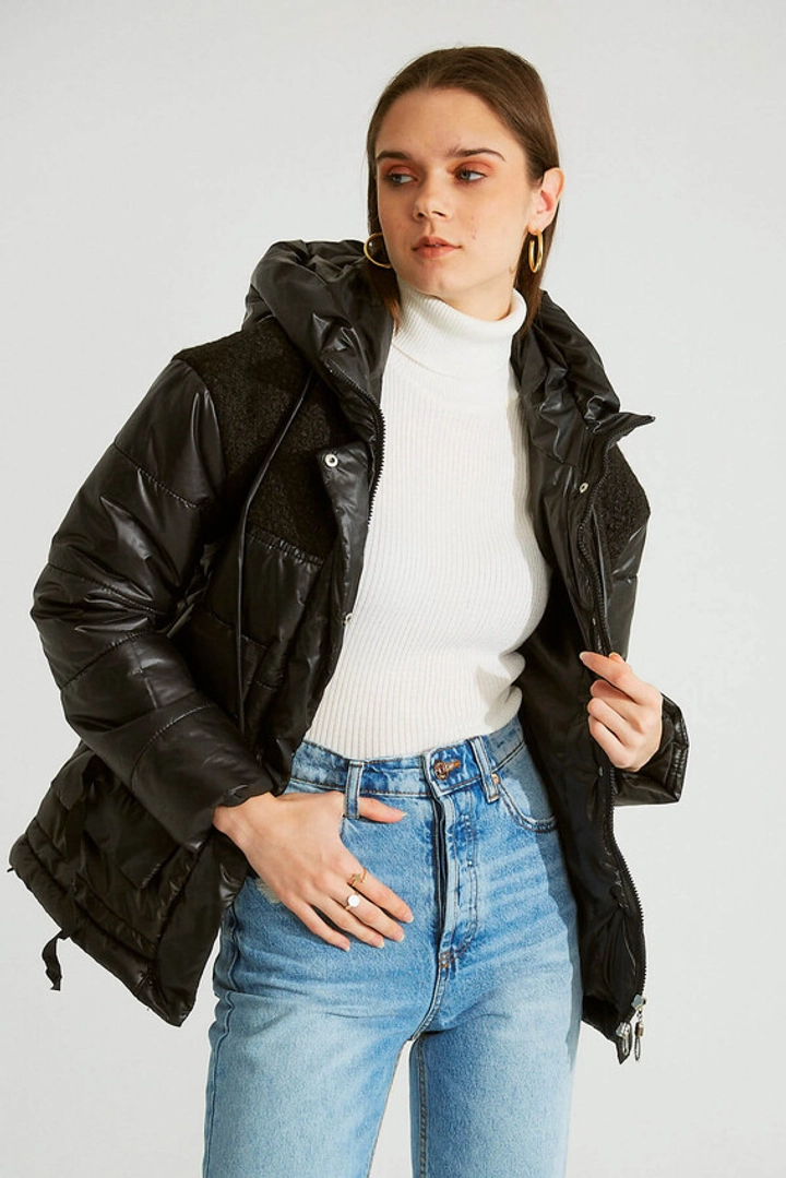 Ένα μοντέλο χονδρικής πώλησης ρούχων φοράει 32546 - Coat - Black, τούρκικο Σακάκι χονδρικής πώλησης από Robin