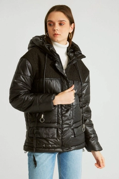 Bir model, Robin toptan giyim markasının 32546 - Coat - Black toptan Kaban ürününü sergiliyor.
