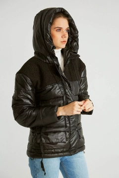 Ένα μοντέλο χονδρικής πώλησης ρούχων φοράει 32546 - Coat - Black, τούρκικο Σακάκι χονδρικής πώλησης από Robin