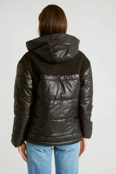 Bir model, Robin toptan giyim markasının 32546 - Coat - Black toptan Kaban ürününü sergiliyor.