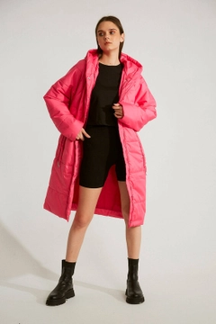 Bir model, Robin toptan giyim markasının 32547 - Coat - Fuchsia toptan Kaban ürününü sergiliyor.