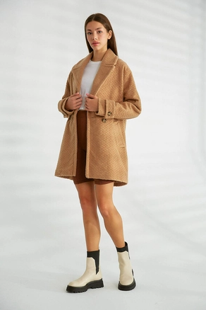 A model wears 32540 - Coat - Beige, wholesale undefined of Robin to display at Lonca