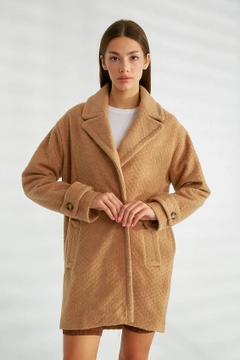 A wholesale clothing model wears 32540 - Coat - Beige, Turkish wholesale Coat of Robin