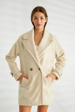 Una modella di abbigliamento all'ingrosso indossa 32541 - Coat - Ecru, vendita all'ingrosso turca di Cappotto di Robin