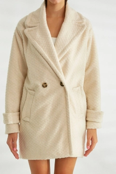 Una modella di abbigliamento all'ingrosso indossa 32541 - Coat - Ecru, vendita all'ingrosso turca di Cappotto di Robin