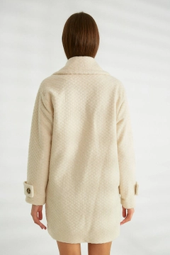 Ein Bekleidungsmodell aus dem Großhandel trägt 32541 - Coat - Ecru, türkischer Großhandel Mantel von Robin