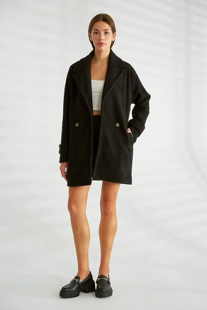 A model wears 32542 - Coat - Black, wholesale undefined of Robin to display at Lonca