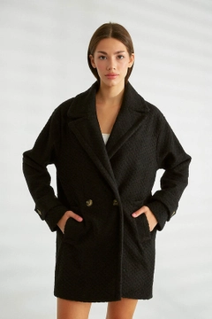 Una modella di abbigliamento all'ingrosso indossa 32542 - Coat - Black, vendita all'ingrosso turca di Cappotto di Robin