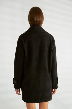 Una modella di abbigliamento all'ingrosso indossa 32542 - Coat - Black, vendita all'ingrosso turca di Cappotto di Robin