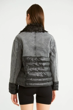 Ένα μοντέλο χονδρικής πώλησης ρούχων φοράει 32555 - Coat - Black, τούρκικο Σακάκι χονδρικής πώλησης από Robin