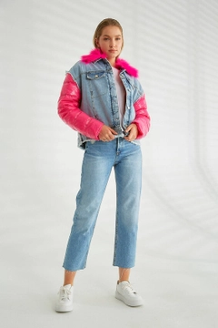 Ένα μοντέλο χονδρικής πώλησης ρούχων φοράει 32556 - Coat - Fuchsia, τούρκικο Σακάκι χονδρικής πώλησης από Robin