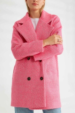 Ένα μοντέλο χονδρικής πώλησης ρούχων φοράει 32559 - Coat - Fuchsia, τούρκικο Σακάκι χονδρικής πώλησης από Robin