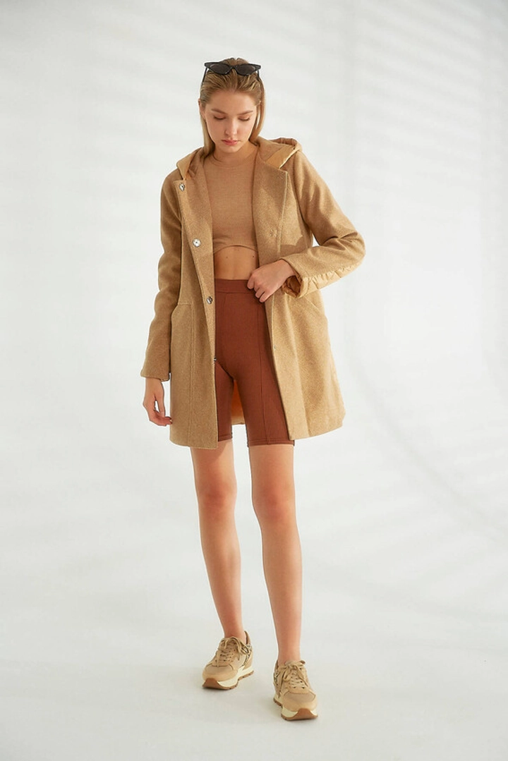 Bir model, Robin toptan giyim markasının 32564 - Coat - Camel toptan Kaban ürününü sergiliyor.