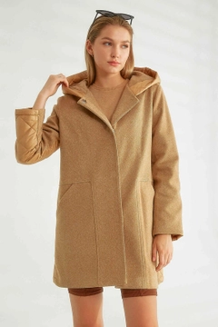 Bir model, Robin toptan giyim markasının 32564 - Coat - Camel toptan Kaban ürününü sergiliyor.