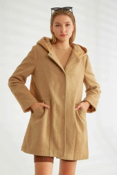 Una modelo de ropa al por mayor lleva 32564 - Coat - Camel, Abrigo turco al por mayor de Robin