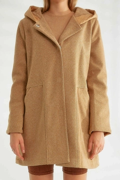 Un mannequin de vêtements en gros porte 32564 - Coat - Camel, Manteau en gros de Robin en provenance de Turquie
