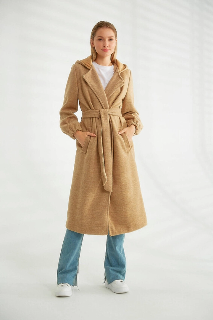 Un mannequin de vêtements en gros porte 32562 - Coat - Camel, Manteau en gros de Robin en provenance de Turquie