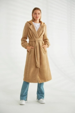 Bir model, Robin toptan giyim markasının 32562 - Coat - Camel toptan Kaban ürününü sergiliyor.