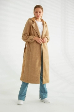 Ein Bekleidungsmodell aus dem Großhandel trägt 32562 - Coat - Camel, türkischer Großhandel Mantel von Robin