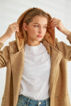 Bir model, Robin toptan giyim markasının 32562 - Coat - Camel toptan Kaban ürününü sergiliyor.