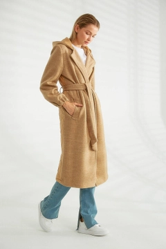 Una modella di abbigliamento all'ingrosso indossa 32562 - Coat - Camel, vendita all'ingrosso turca di Cappotto di Robin