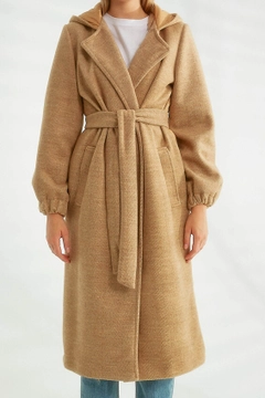 Una modella di abbigliamento all'ingrosso indossa 32562 - Coat - Camel, vendita all'ingrosso turca di Cappotto di Robin