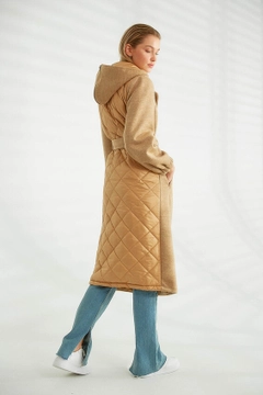 Модель оптовой продажи одежды носит 32562 - Coat - Camel, турецкий оптовый товар Пальто от Robin.