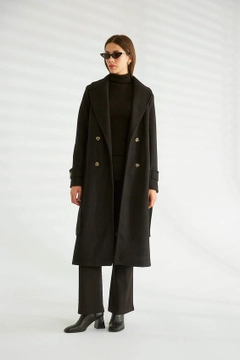 Una modella di abbigliamento all'ingrosso indossa 33004 - Coat - Black, vendita all'ingrosso turca di Cappotto di Robin