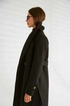 Una modelo de ropa al por mayor lleva 33004 - Coat - Black, Abrigo turco al por mayor de Robin