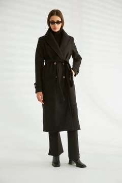 Ein Bekleidungsmodell aus dem Großhandel trägt 33004 - Coat - Black, türkischer Großhandel Mantel von Robin
