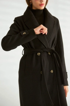 Bir model, Robin toptan giyim markasının 33004 - Coat - Black toptan Kaban ürününü sergiliyor.