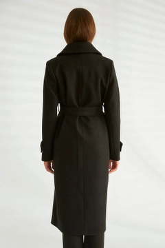A wholesale clothing model wears 33004 - Coat - Black, Turkish wholesale Coat of Robin