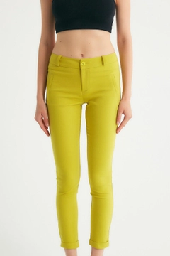 Bir model, Robin toptan giyim markasının 44271 - Trousers - Oil Green toptan Pantolon ürününü sergiliyor.